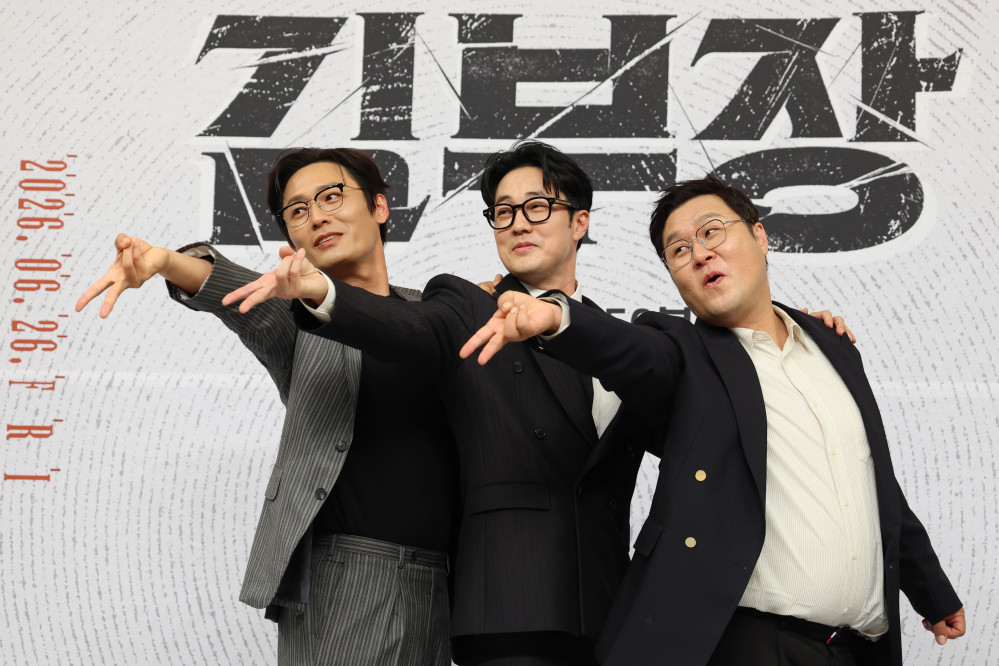 ▲배우 최대훈(왼쪽부터), 소지섭, 윤경호가 25일 서울 양천구 목동 SBS사옥에서 열린 새 금토드라마 '김부장' 제작발표회에서 포즈를 취하고 있다. (연합뉴스)