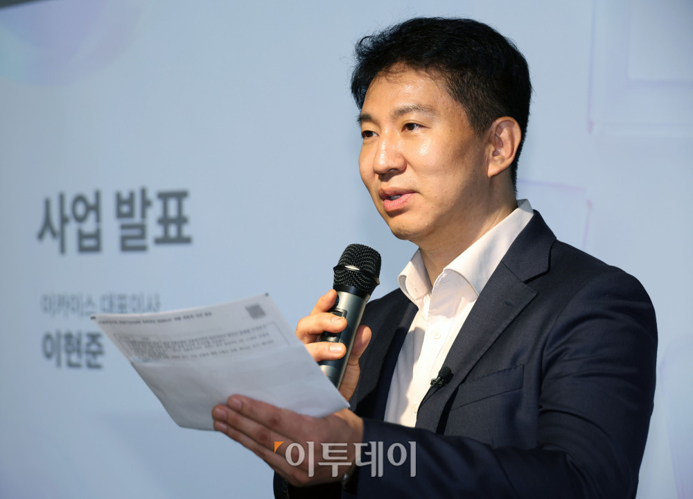 ▲이현준 이카이스 대표가 10일 서울 강남구 이투데이 본사에서 열린 국내 한국어 학습 플랫폼 '가나다라' 사업설명회에서 사업발표를 하고 있다. 2012년 설립된 이카이스는 10여 년간 어학 콘텐츠와 교육 기술을 축적해 온 에듀테크 기업이다. 핵심 서비스인 ‘가나다라’는 현재 120개국 이상에서 이용되고 있는 글로벌 한국어 학습 애플리케이션으로, K-콘텐츠 확산에 따라 증가하는 한국어 학습 수요에 대응해 체계적이고 정확한 교육 콘텐츠 제공에 주력해 왔다. 고이란 기자 photoeran@