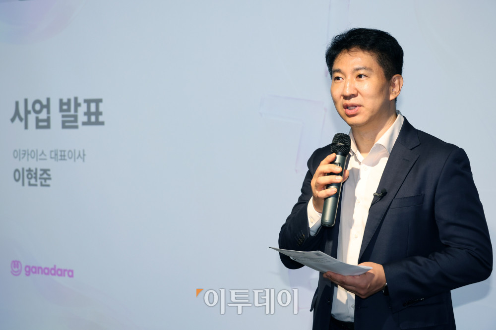 ▲이현준 이카이스 대표가 10일 서울 강남구 이투데이 본사에서 열린 국내 한국어 학습 플랫폼 '가나다라' 사업설명회에서 사업발표를 하고 있다. 2012년 설립된 이카이스는 10여 년간 어학 콘텐츠와 교육 기술을 축적해 온 에듀테크 기업이다. 핵심 서비스인 ‘가나다라’는 현재 120개국 이상에서 이용되고 있는 글로벌 한국어 학습 애플리케이션으로, K-콘텐츠 확산에 따라 증가하는 한국어 학습 수요에 대응해 체계적이고 정확한 교육 콘텐츠 제공에 주력해 왔다. 고이란 기자 photoeran@