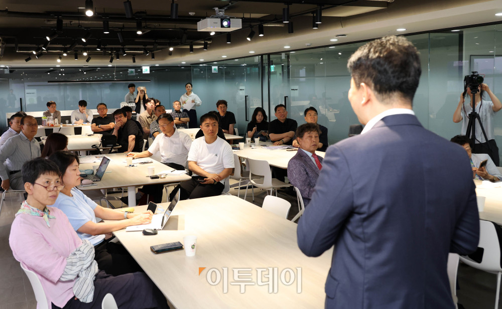 ▲이현준 이카이스 대표가 10일 서울 강남구 이투데이 본사에서 열린 국내 한국어 학습 플랫폼 '가나다라' 사업설명회에서 사업발표를 하고 있다. 2012년 설립된 이카이스는 10여 년간 어학 콘텐츠와 교육 기술을 축적해 온 에듀테크 기업이다. 핵심 서비스인 ‘가나다라’는 현재 120개국 이상에서 이용되고 있는 글로벌 한국어 학습 애플리케이션으로, K-콘텐츠 확산에 따라 증가하는 한국어 학습 수요에 대응해 체계적이고 정확한 교육 콘텐츠 제공에 주력해 왔다. 고이란 기자 photoeran@
