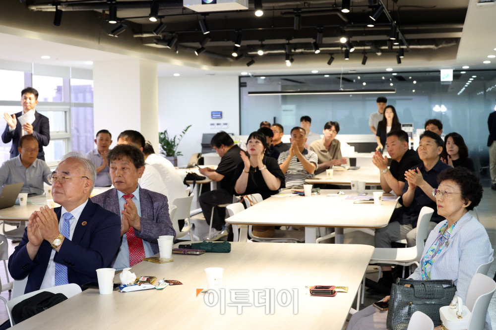 ▲10일 서울 강남구 이투데이 본사에서 열린 국내 한국어 학습 플랫폼 '가나다라' 사업설명회에서 참석자들이 박수를 치고 있다. 고이란 기자 photoeran@