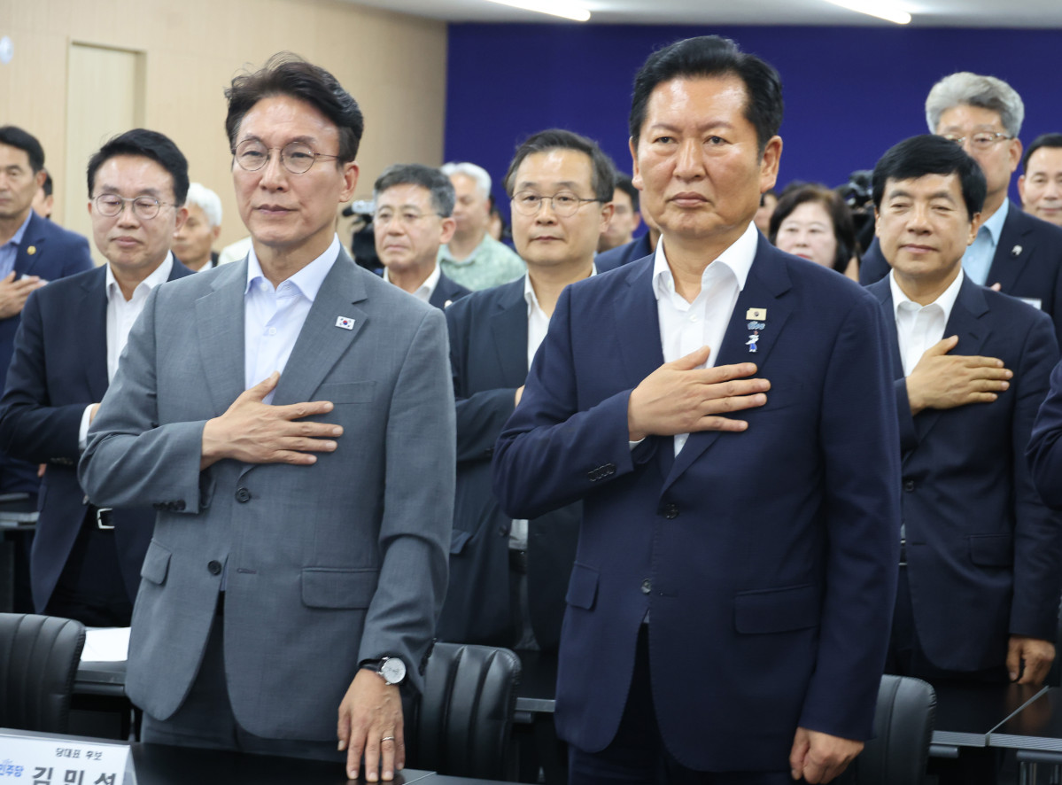 ▲정청래 전 대표와 김민석 전 총리가 10일 전북 전주시 더불어민주당 전북특별자치도당 당사에서 열리는 민주당 상무위원회의에 참석하고 있다. 사진=연합뉴스