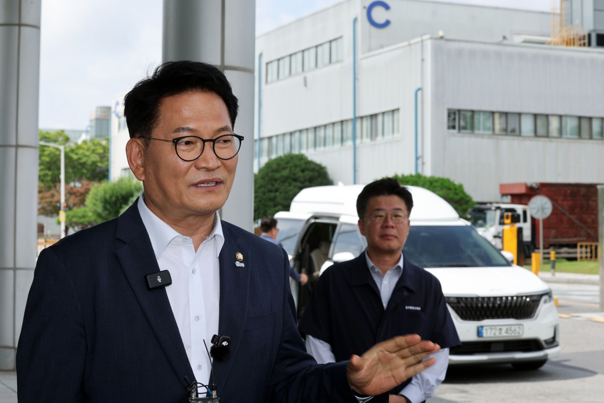 ▲더불어민주당 당권주자인 송영길 의원이 10일 오전 전남광주통합특별시 광산구 삼성 광주사업장을 둘러본 뒤 소감을 말하고 있다. 사진=연합뉴스