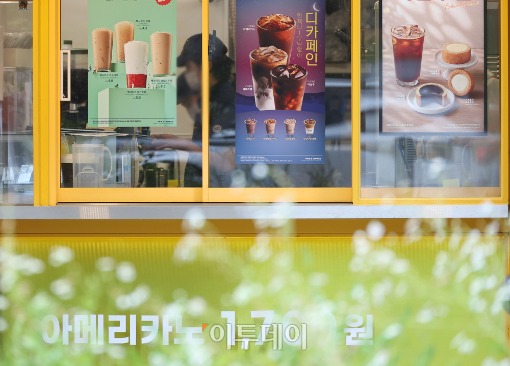 ▲10일 경기도 김포의 한 프랜차이즈 카페가 분주한 모습이다. 내년도 최저임금을 둘러싼 노사 요구안 격차는 690원까지 좁혀졌지만 합의에는 이르지 못했다. 노동계는 시간당 1만1220원, 경영계는 1만530원을 제시했으며, 최저임금위원회는 오는 14일 제14차 전원회의를 열고 최종 타결을 시도할 예정이다. 고이란 기자 photoeran@