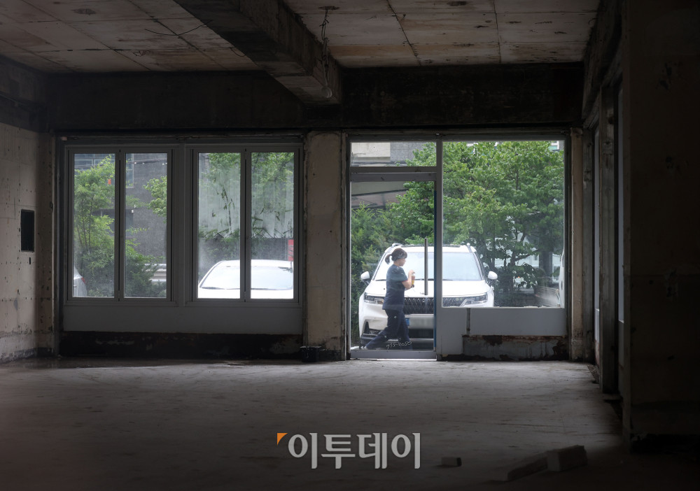 ▲10일 경기도 김포의 한 상가 건물이 텅 빈 모습이다. 내년도 최저임금을 둘러싼 노사 요구안 격차는 690원까지 좁혀졌지만 합의에는 이르지 못했다. 노동계는 시간당 1만1220원, 경영계는 1만530원을 제시했으며, 최저임금위원회는 오는 14일 제14차 전원회의를 열고 최종 타결을 시도할 예정이다. 고이란 기자 photoeran@