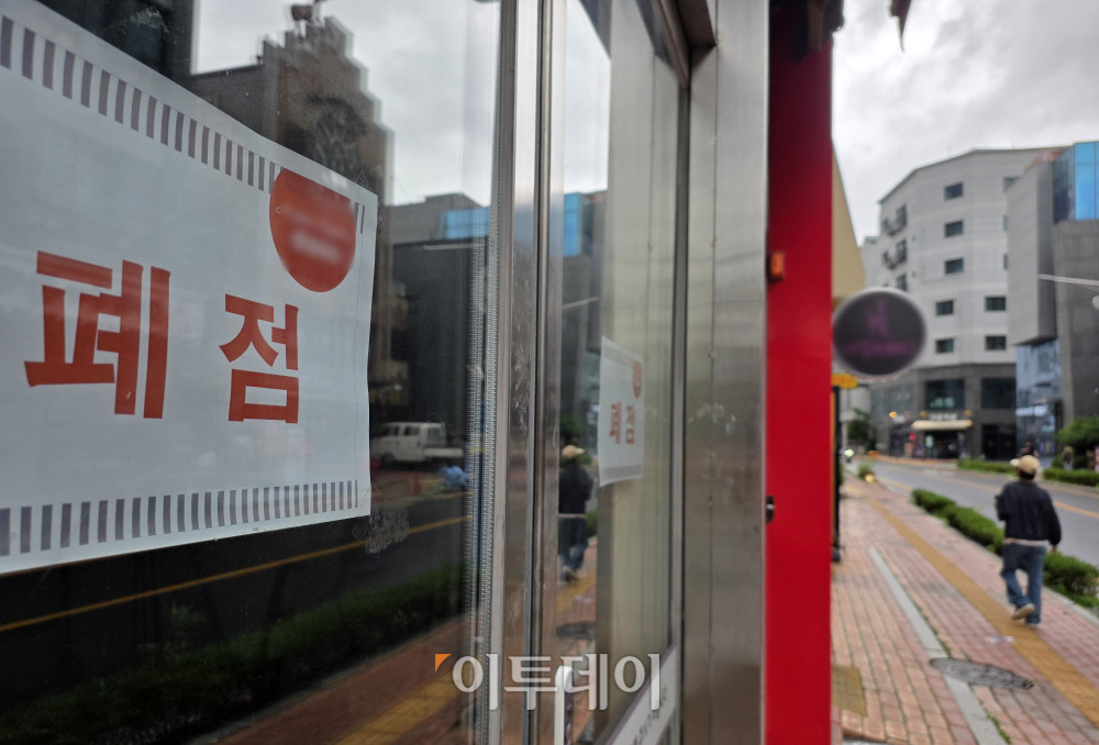 ▲10일 경기도 김포의 한 상가 건물에 폐점 안내문이 붙어있다. 내년도 최저임금을 둘러싼 노사 요구안 격차는 690원까지 좁혀졌지만 합의에는 이르지 못했다. 노동계는 시간당 1만1220원, 경영계는 1만530원을 제시했으며, 최저임금위원회는 오는 14일 제14차 전원회의를 열고 최종 타결을 시도할 예정이다. 고이란 기자 photoeran@