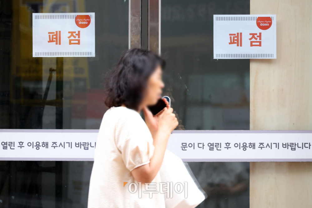 ▲10일 경기도 김포의 한 상가 건물에 폐점 안내문이 붙어있다. 내년도 최저임금을 둘러싼 노사 요구안 격차는 690원까지 좁혀졌지만 합의에는 이르지 못했다. 노동계는 시간당 1만1220원, 경영계는 1만530원을 제시했으며, 최저임금위원회는 오는 14일 제14차 전원회의를 열고 최종 타결을 시도할 예정이다. 고이란 기자 photoeran@