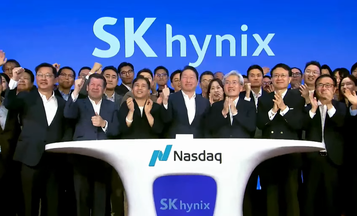 ▲최태원 SK 회장과 곽노정 SK하이닉스 대표 등 관계자들이 10일(현지시간) 미국 뉴욕 타임스스퀘어에 위치한 나스닥 마켓사이트에서 열린 SK하이닉스 미국주식예탁증서(ADR) 상장 기념 '오프닝벨' 행사에서 박수를 치고 있다. (SK하이닉스 유튜브 캡처.)