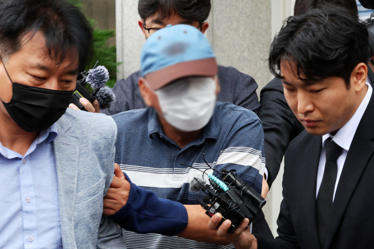 ▲'여고생 살해범' 장윤기 사건의 증거를 인멸한 혐의 등을 받는 광주 광산경찰서 수사팀장 A 경감이 8일 오전 전남광주통합특별시 동구 광주지방법원에서 열린 구속 전 피의자 심문(영장실질심사)에 출석한 뒤 법정 밖으로 나오고 있다. (연합뉴스)