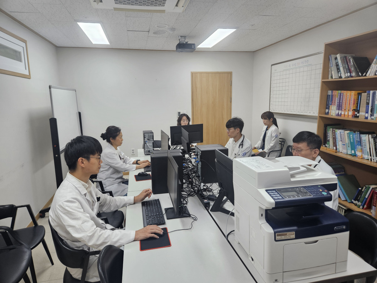 ▲10일 부산 온병원에서 질병관리청 점검단이 '항생제 적정사용 관리(Antimicrobial Stewardship Program·ASP) 시범사업' 중간 점검을 하고 있다. (사진출처=온병원)
