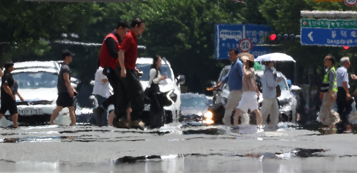 ▲대구에 폭염 경보가 발효된 11일 대구 중구 공평네거리에서 시민들이 지열로 인한 아지랑이가 피어오르는 도로 위를 지나가고 있다. (연합뉴스)