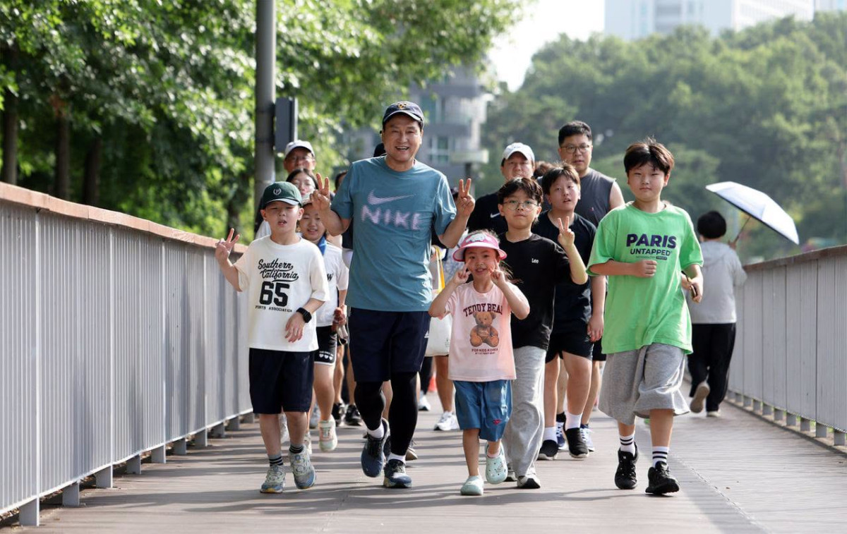 ▲안민석 경기도교육감이 11일 수원 광교호수공원에서 열린 '호수정담'에서 어린이들과 함께 호숫길을 뛰고 있다. (안민석 경기도교육감 페이스북 캡쳐)