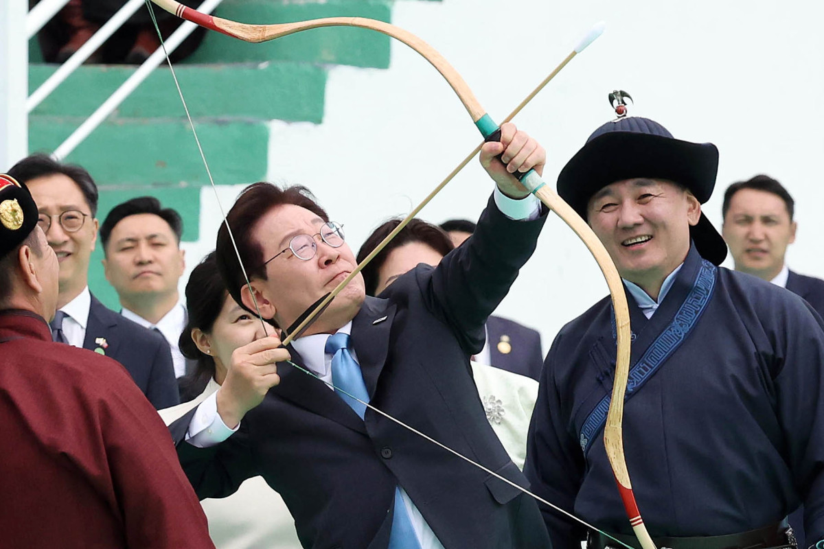 ▲11일(현지시간) 몽골을 국빈방문 중인 이재명 대통령이 울란바타르 나담축제 행사장에서 전통 활을 쏘고 있다. (연합뉴스)