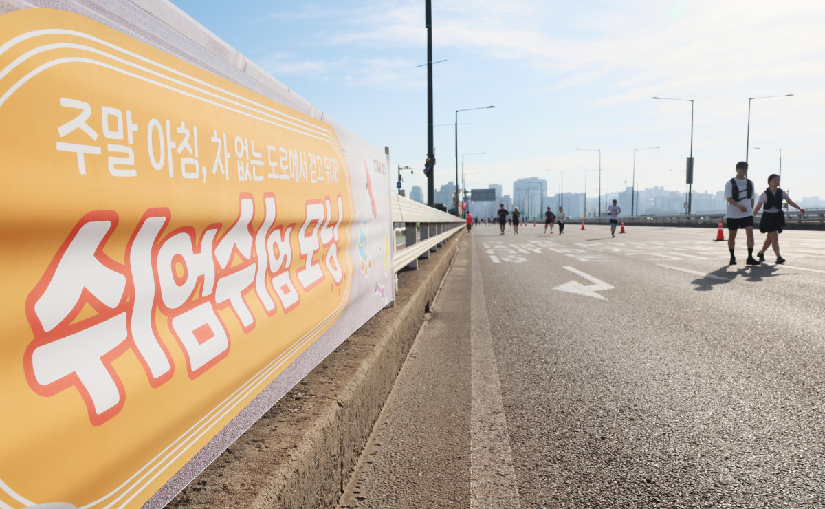 ▲12일 서울 여의대로와 마포대교 일대에서 열린 ‘쉬엄쉬엄 모닝’ 행사에 시민들이 참여하고 있다. 쉬엄쉬엄 모닝은 기록과 경쟁 중심의 마라톤이 아닌 걷기·달리기뿐 아니라 자전거, 유아차, 반려견과 함께 자신의 체력과 속도에 맞춰 자유롭게 참여할 수 있는 서울형 생활체육 프로그램이다. 이날 행사는 여의도공원 문화의 마당을 출발해 여의대로와 마포대교를 왕복하는 약 5㎞ 코스로 운영됐다. 서울시는 19일과 26일 오전 7~9시에 서울광장을 출발해 세종대로 사거리부터 숭례문 오거리 왕복 2㎞ 구간을 달리는 도심권 코스를 처음 선보일 예정이다. 신태현 기자 holjjak@