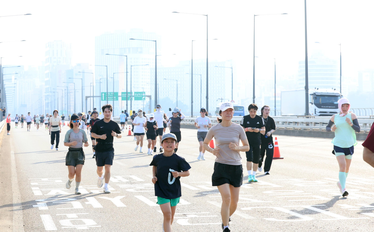 ▲12일 서울 여의대로와 마포대교 일대에서 열린 ‘쉬엄쉬엄 모닝’ 행사에 시민들이 참여하고 있다. 쉬엄쉬엄 모닝은 기록과 경쟁 중심의 마라톤이 아닌 걷기·달리기뿐 아니라 자전거, 유아차, 반려견과 함께 자신의 체력과 속도에 맞춰 자유롭게 참여할 수 있는 서울형 생활체육 프로그램이다. 이날 행사는 여의도공원 문화의 마당을 출발해 여의대로와 마포대교를 왕복하는 약 5㎞ 코스로 운영됐다. 서울시는 19일과 26일 오전 7~9시에 서울광장을 출발해 세종대로 사거리부터 숭례문 오거리 왕복 2㎞ 구간을 달리는 도심권 코스를 처음 선보일 예정이다. 신태현 기자 holjjak@
