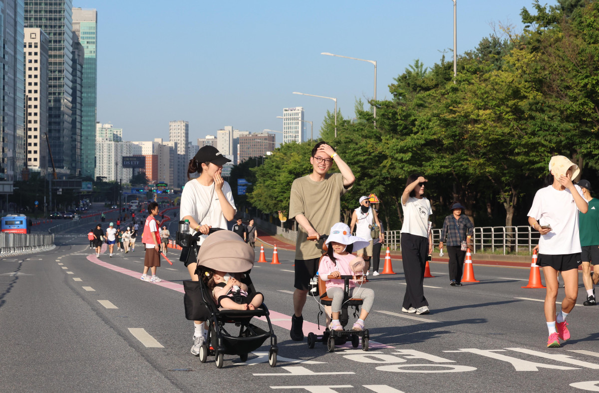 ▲12일 서울 여의대로와 마포대교 일대에서 열린 ‘쉬엄쉬엄 모닝’ 행사에 시민들이 참여하고 있다. 쉬엄쉬엄 모닝은 기록과 경쟁 중심의 마라톤이 아닌 걷기·달리기뿐 아니라 자전거, 유아차, 반려견과 함께 자신의 체력과 속도에 맞춰 자유롭게 참여할 수 있는 서울형 생활체육 프로그램이다. 이날 행사는 여의도공원 문화의 마당을 출발해 여의대로와 마포대교를 왕복하는 약 5㎞ 코스로 운영됐다. 서울시는 19일과 26일 오전 7~9시에 서울광장을 출발해 세종대로 사거리부터 숭례문 오거리 왕복 2㎞ 구간을 달리는 도심권 코스를 처음 선보일 예정이다. 신태현 기자 holjjak@