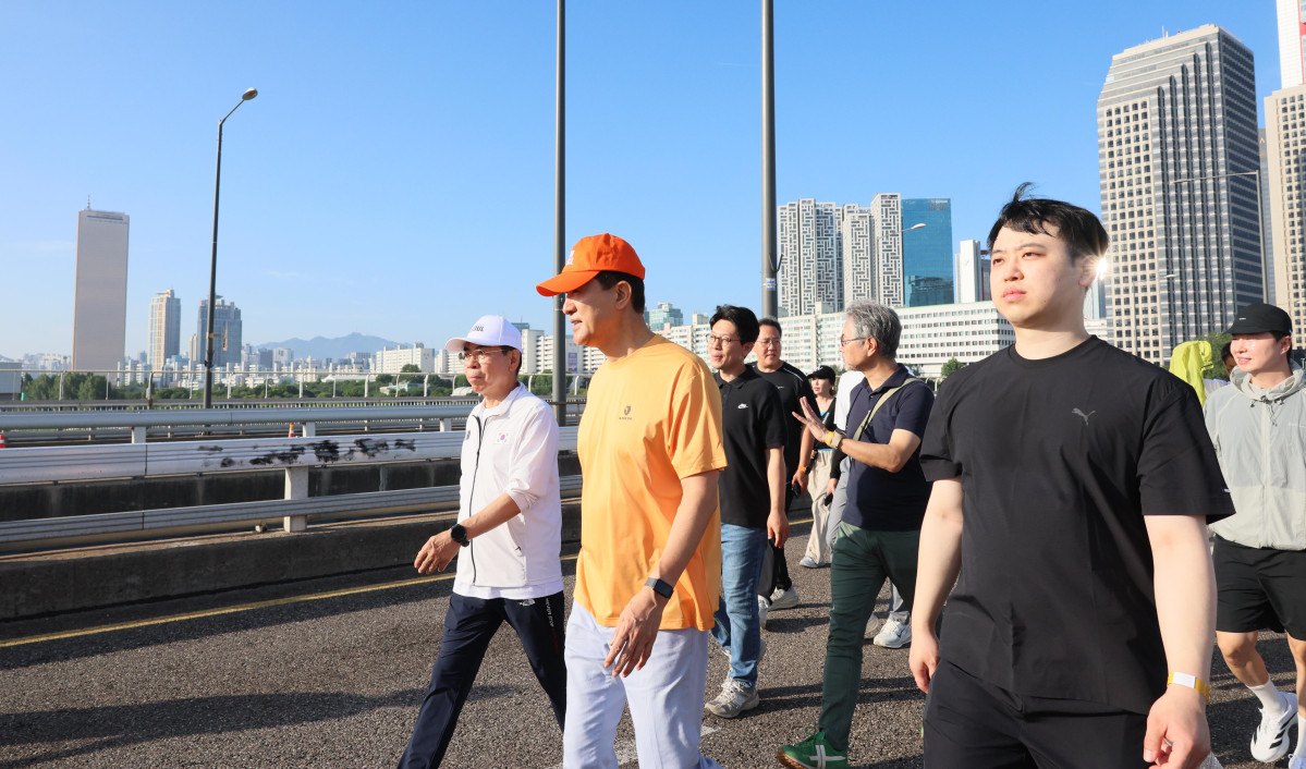 ▲오세훈 서울시장이 12일 서울 여의대로와 마포대교 일대에서 열린 ‘쉬엄쉬엄 모닝’ 행사에 참여하고 있다. 쉬엄쉬엄 모닝은 기록과 경쟁 중심의 마라톤이 아닌 걷기·달리기뿐 아니라 자전거, 유아차, 반려견과 함께 자신의 체력과 속도에 맞춰 자유롭게 참여할 수 있는 서울형 생활체육 프로그램이다. 이날 행사는 여의도공원 문화의 마당을 출발해 여의대로와 마포대교를 왕복하는 약 5㎞ 코스로 운영됐다. 서울시는 19일과 26일 오전 7~9시에 서울광장을 출발해 세종대로 사거리부터 숭례문 오거리 왕복 2㎞ 구간을 달리는 도심권 코스를 처음 선보일 예정이다. 신태현 기자 holjjak@