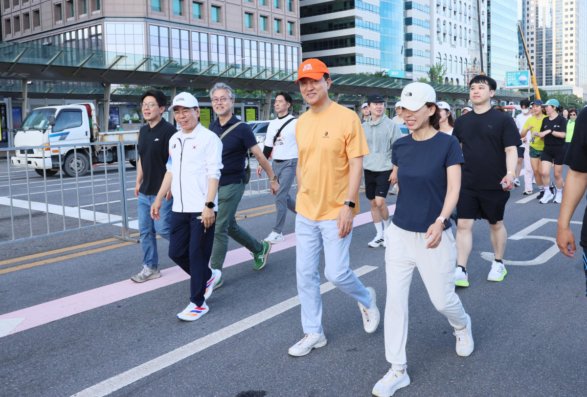▲오세훈 서울시장이 12일 서울 여의대로와 마포대교 일대에서 열린 ‘쉬엄쉬엄 모닝’ 행사에 참여하고 있다. 쉬엄쉬엄 모닝은 기록과 경쟁 중심의 마라톤이 아닌 걷기·달리기뿐 아니라 자전거, 유아차, 반려견과 함께 자신의 체력과 속도에 맞춰 자유롭게 참여할 수 있는 서울형 생활체육 프로그램이다. 이날 행사는 여의도공원 문화의 마당을 출발해 여의대로와 마포대교를 왕복하는 약 5㎞ 코스로 운영됐다. 서울시는 19일과 26일 오전 7~9시에 서울광장을 출발해 세종대로 사거리부터 숭례문 오거리 왕복 2㎞ 구간을 달리는 도심권 코스를 처음 선보일 예정이다. 신태현 기자 holjjak@