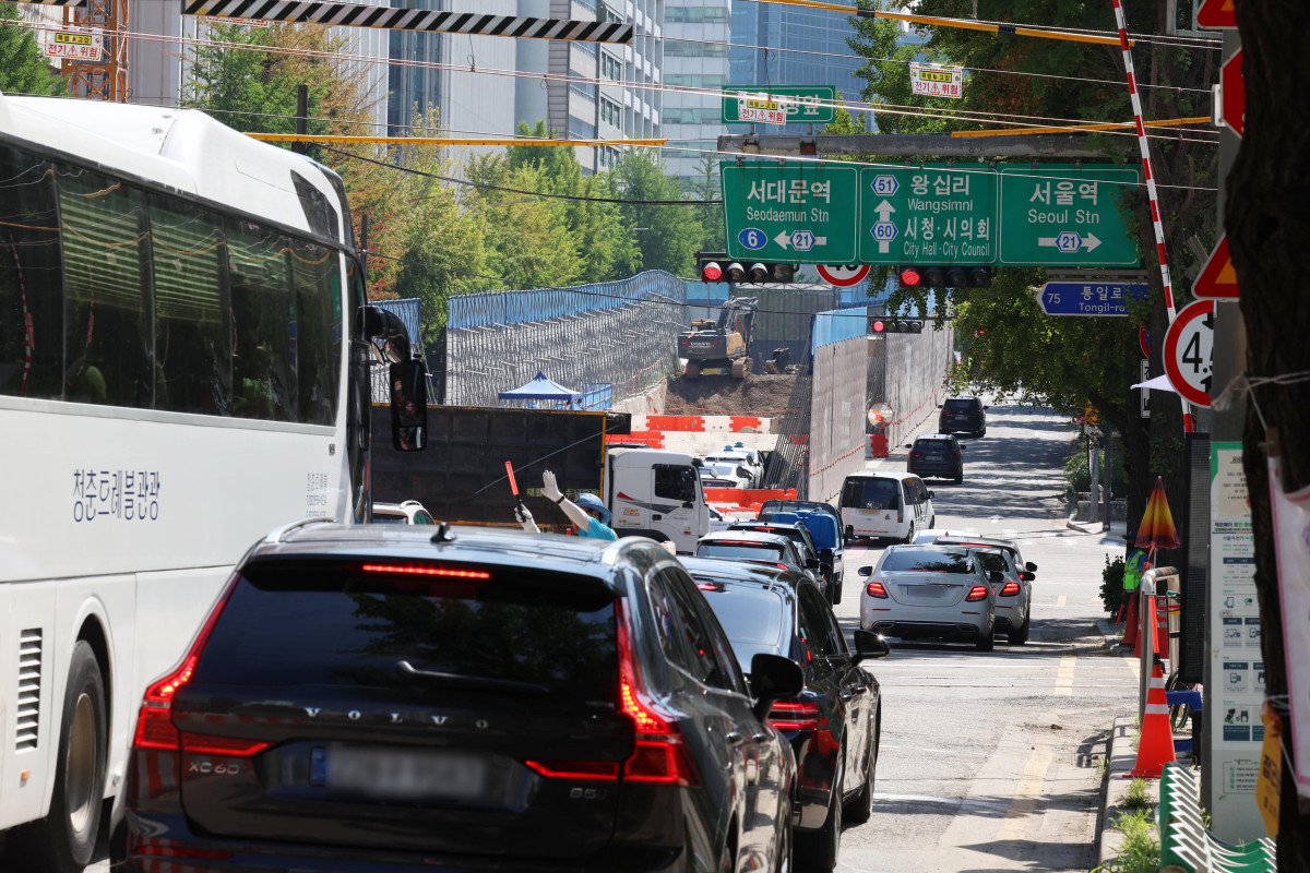 ▲12일 서울 서소문 건널목에서 차량들이 통행하고 있다. 5월 철거 중 상판 붕괴로 사상자 6명이 발생했던 서소문 고가차도의 철거 작업이 완료됨에 따라, 11일부터 고가 하부와 주변 일대 교통이 전면 재개됐다. 서울시는 이달 말까지 주변 정비를 끝내고 내달 초부터 서소문 고가차도 신설 공사에 들어가 2029년 3월에 개통할 계획이다. 신태현 기자 holjjak@