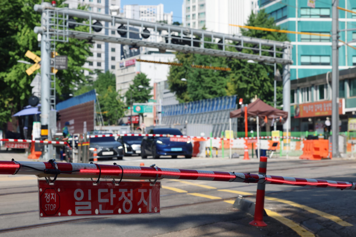 ▲12일 서울 서소문 건널목에서 차량들이 통행을 위해 기다리고 있다. 5월 철거 중 상판 붕괴로 사상자 6명이 발생했던 서소문 고가차도의 철거 작업이 완료됨에 따라, 11일부터 고가 하부와 주변 일대 교통이 전면 재개됐다. 서울시는 이달 말까지 주변 정비를 끝내고 내달 초부터 서소문 고가차도 신설 공사에 들어가 2029년 3월에 개통할 계획이다. 신태현 기자 holjjak@