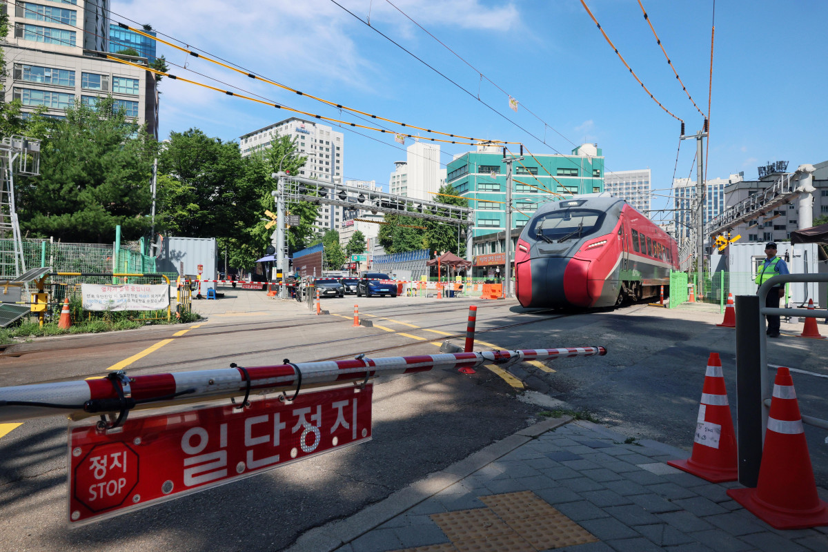 ▲12일 서울 서소문 건널목에서 차량들이 통행을 위해 기다리고 있다. 5월 철거 중 상판 붕괴로 사상자 6명이 발생했던 서소문 고가차도의 철거 작업이 완료됨에 따라, 11일부터 고가 하부와 주변 일대 교통이 전면 재개됐다. 서울시는 이달 말까지 주변 정비를 끝내고 내달 초부터 서소문 고가차도 신설 공사에 들어가 2029년 3월에 개통할 계획이다. 신태현 기자 holjjak@