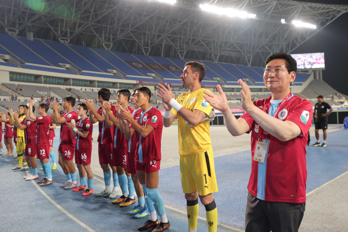 ▲이상일 용인특례시장이 11일 용인미르스타디움에서 열린 용인FC와 충북청주FC의 경기가 끝난 뒤 서포터즈들에게 인사를 하고 있다. (용인특례시)
