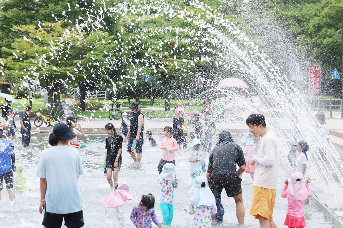 ▲전국으로 폭염특보가 확대 강화한 가운데 서울 낮 최고기온이 34도를 나타내고 올여름 들어 처음 신설된 폭염 중대경보가 포항과 경산에 발령된 12일 서울 여의도 물빛광장에서 시민들이 물놀이를 하며 더위를 식히고 있다. 서울 등 전국 대부분 지역도 폭염 경보와 열대야 주의보가 내려진 가운데 당분간 한낮 체감온도는 35도 안팎까지 치솟고, 밤사이 최저 기온이 25도를 웃돌 전망이다. 신태현 기자 holjjak@