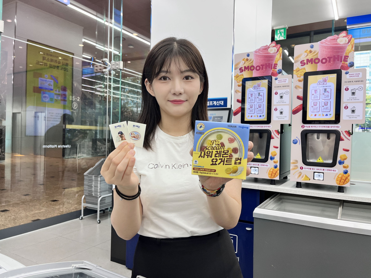 ▲편의점 GS25 모델이 12일 투모로우바이투게더 연준의 미니 2집 타이틀곡 ‘Ice Cream’에 맞춰 선보인 아이스크림 ‘사워레몬요거트’ 상품을 소개하고 있다. (사진제공 BGF리테일)