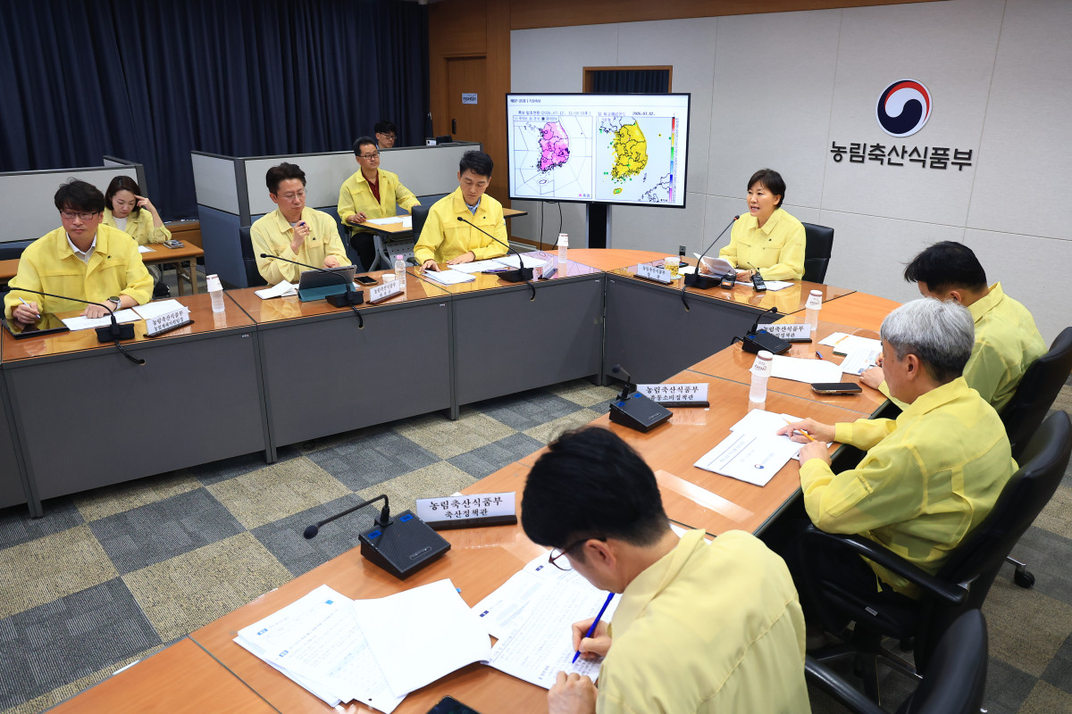 ▲송미령 농림축산식품부 장관이 12일 농업재해대책상황실에서 농촌진흥청과 농협, 지방정부 등 관계기관과 폭염 대응 점검회의를 열고 농업인 안전과 농작물·가축 피해 예방 대책을 점검하고 있다. (사진제공=농림축산식품부)