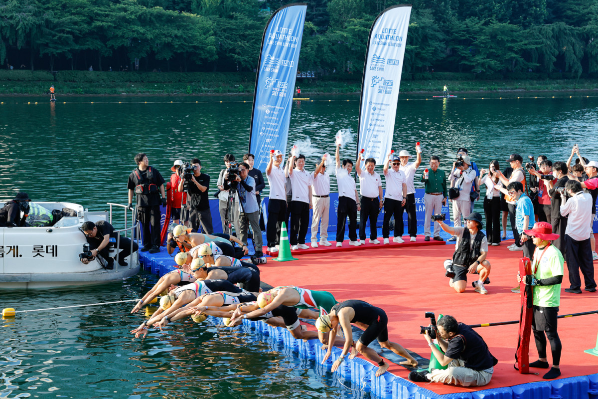 ▲12일 잠실 롯데월드타워 수직마라톤과 석촌호수 수영이_결합된 ‘2026 롯데 아쿠아슬론‘이 열렸다.사진은 첫 출발  다이빙 모습 (사진제공 롯데물산)