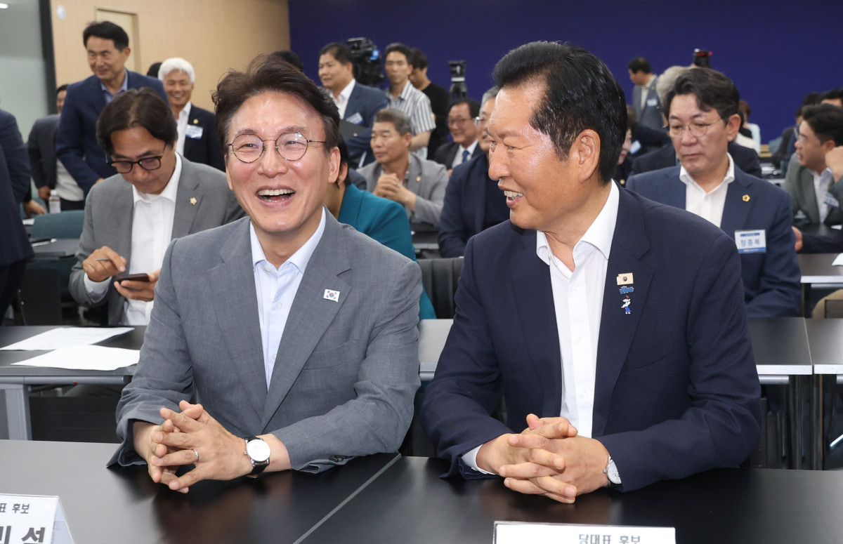 ▲김민석(왼쪽) 전 국무총리와 정청래 전 더불어민주당 대표가 10일 전북 전주시 더불어민주당전북특별자치도당에서 열린 '더불어민주당 전북특별자치도당 제3차 상무위원회의'에 참석해 대화를 나누고 있다. (사진=뉴시스)