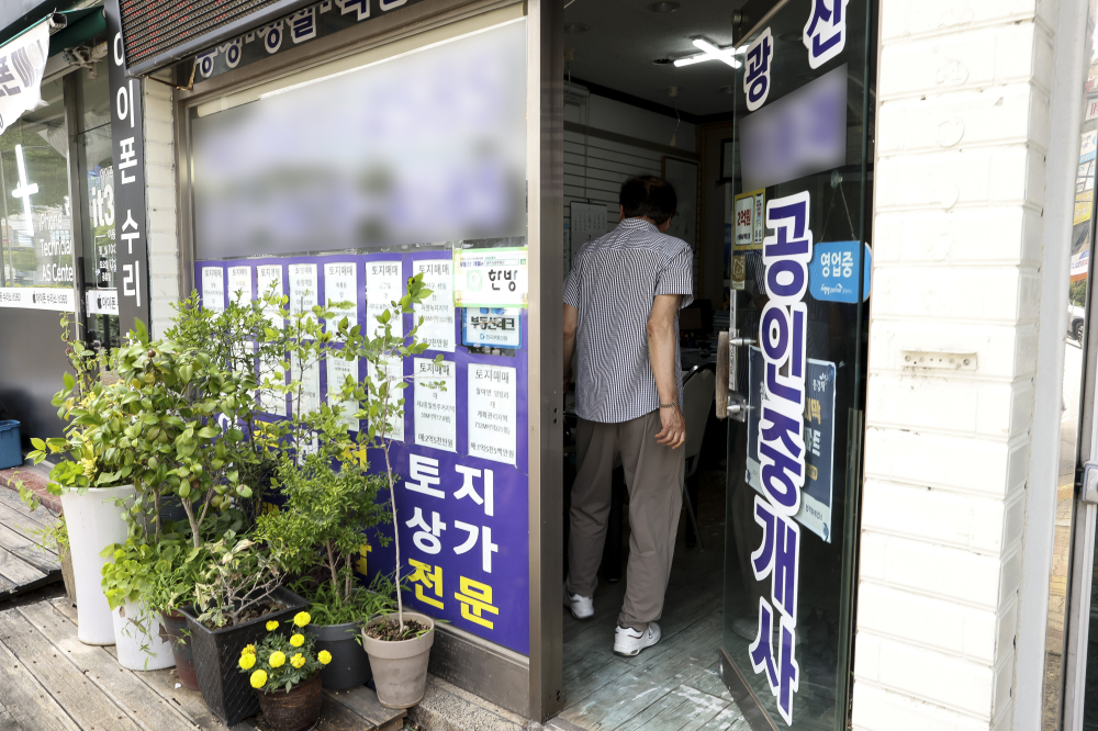 ▲정부가 '3대 메가 프로젝트' 중 호남권 반도체 클러스터 조성 사업과 관련해 광주 군 공항 부지에 산단을 조성하기로 결정한 가운데 12일 전남광주 광산구의 한 부동산으로 시민이 출입하고 있다. 고성준 기자 joonko1@ (이투데이DB)