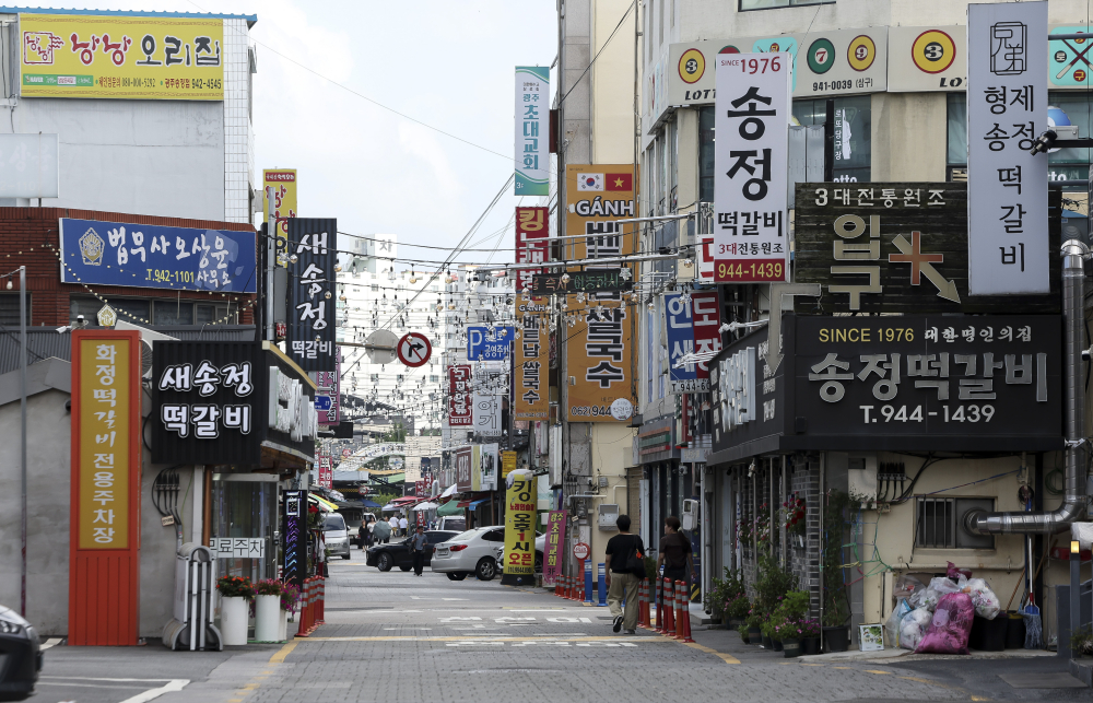 ▲정부가 '3대 메가 프로젝트' 중 호남권 반도체 클러스터 조성 사업과 관련해 광주 군 공항 부지에 산단을 조성하기로 결정한 가운데 12일 전남광주 광산구 일대 먹자골목 전경. 고성준 기자 joonko1@ (이투데이DB)