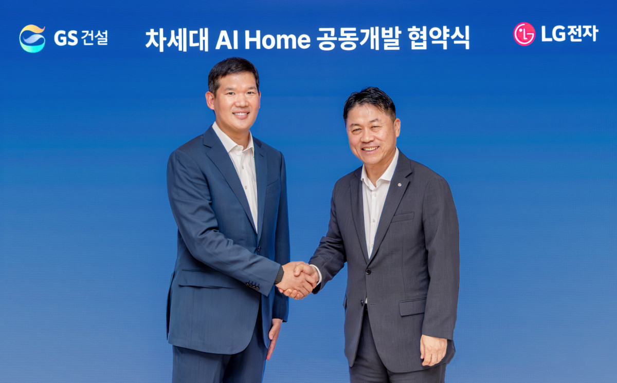 ▲LG전자가 GS건설은 지난 10일 서울 종로구 그랑서울 빌딩에서 LG전자 CEO 류재철 사장(오른쪽)과 GS건설 허윤홍 대표(왼쪽)를 포함한 양사 경영진이 참석한 가운데 ‘차세대 AI홈 공동개발을 위한 업무협약(MOU)’을 체결했다. (사진제공=LG전자)