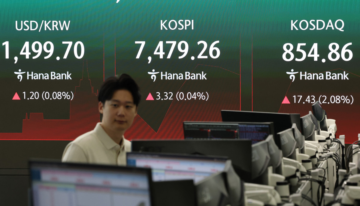 ▲13일 서울 중구 하나은행 본점 딜링룸에서 직원들이 업무를 보고 있다. (사진= 연합뉴스)