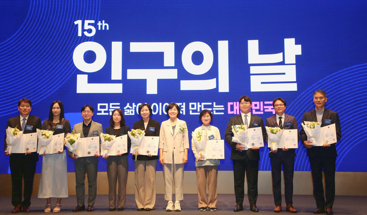 ▲현수엽(왼쪽 여섯 번째) 보건복지부 제1차관과 ‘제15회 인구의 날’ 유공 포상 수상자인 탁정숙(왼쪽 일곱 번째) hy 프레시 매니저가 기념촬영을 하고 있다. (사진제공 hy)