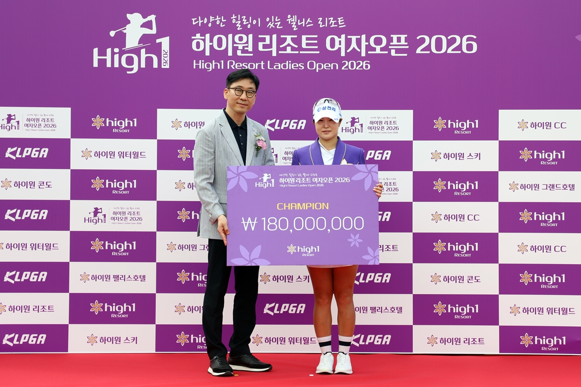 ▲강원랜드 이민호 관광마케팅 본부장 직무대행(왼쪽)이 고지우에게 우승상금을 전달 중인 모습. (사진제공=강원랜드)