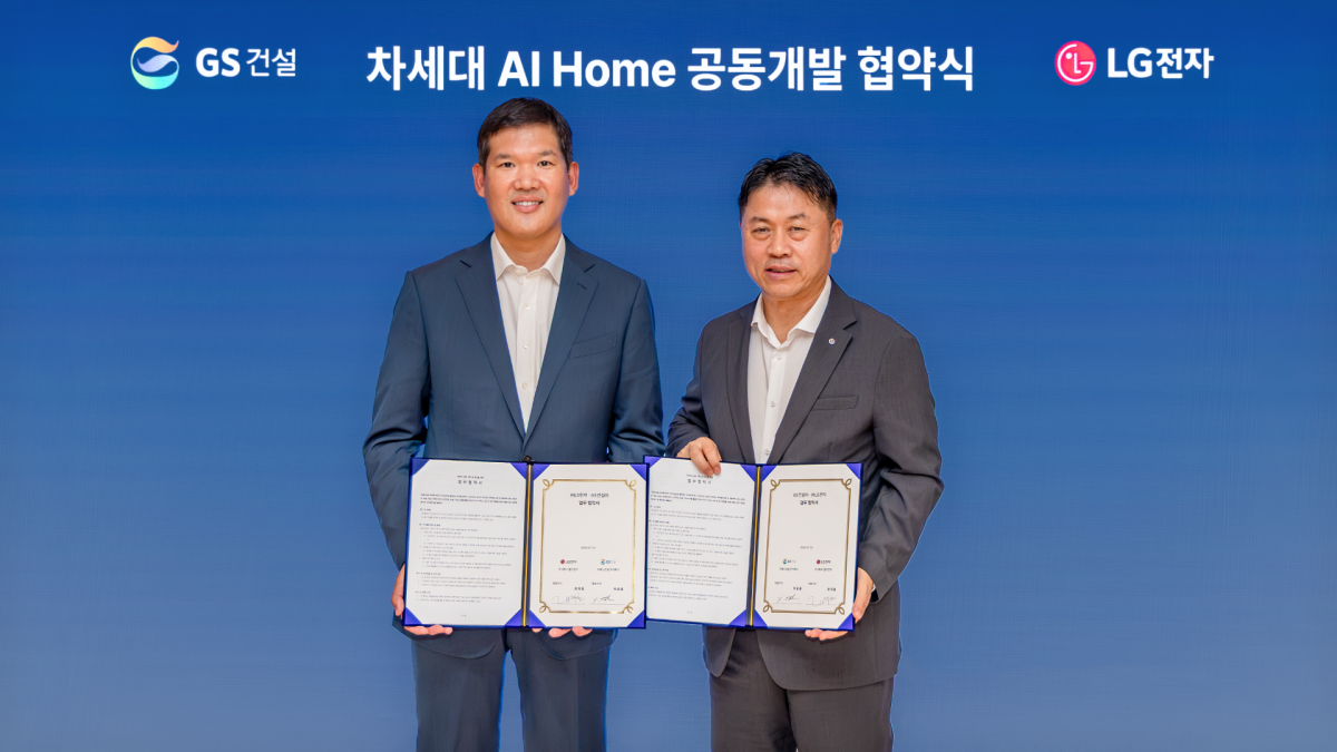 ▲10일 GS건설 본사 사옥에서 진행된 차세대 AI홈 공동개발 업무협약에서 GS건설 허윤홍 대표(사진 왼쪽)와 LG전자 류재철 사장(사진 오른쪽)이 기념사진을 촬영하고 있다. (사진제공=GS건설)