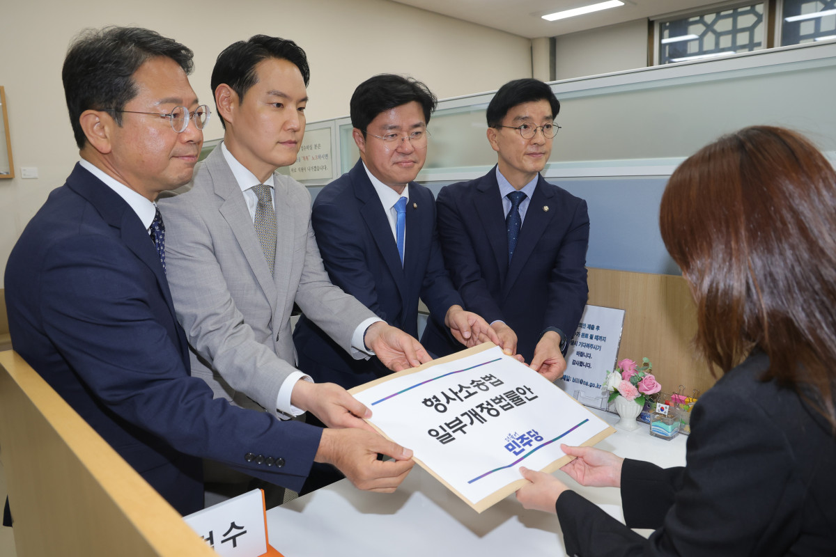 ▲더불어민주당 형사소송법 개정 태스크포스 소속 김승원·김한규·박상혁·이해식 의원이 9일 국회 의안과에 형사소송법 일부개정법률안을 제출하고 있다. 사진=연합뉴스