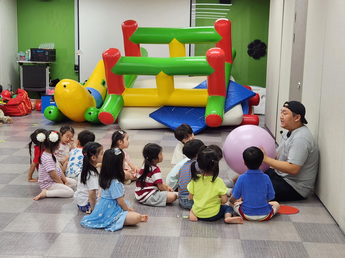 ▲서울 서초구가 만 2세부터 만 5세까지 영유아를 대상으로 운영하고 있는 ‘키즈스포츠’ (사진 제공 = 서울특별시 서초구)