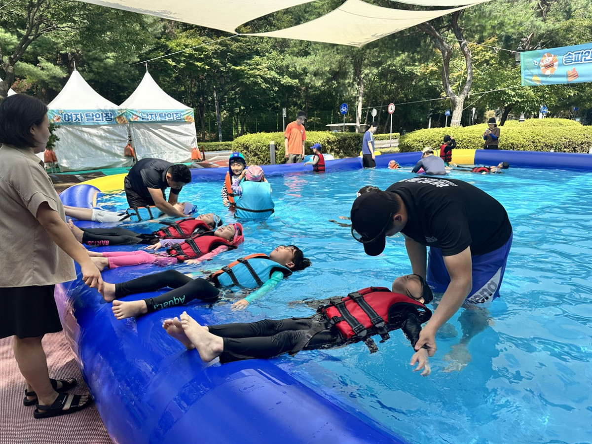▲서울특별시 송파구가 여름방학을 맞아 송파안전체험교육관에서 해양경찰과 함께 운영하는 ‘어린이 생존수영 교육’ (사진 제공 = 서울 송파구)