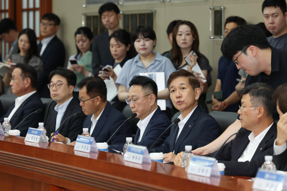 ▲황성엽 금융투자협회 회장이 13일 서울 여의도 금융투자협회에서 열린 ‘금융감독원장-자산운용사 CEO 간담회’에서 모두발언을 하고 있다. 신태현 기자 holjjak@