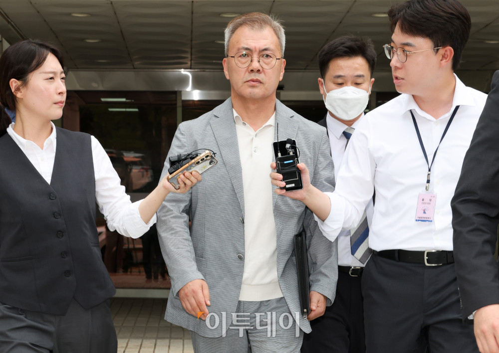 ▲강호필 전 육군 지상작전사령관이 13일 '내란 가담 의혹'과 관련해 구속 전 피의자 심문(영장실질심사)을 받고 서울 서초구 서울중앙지법을 나서고 있다. 사진공동취재단