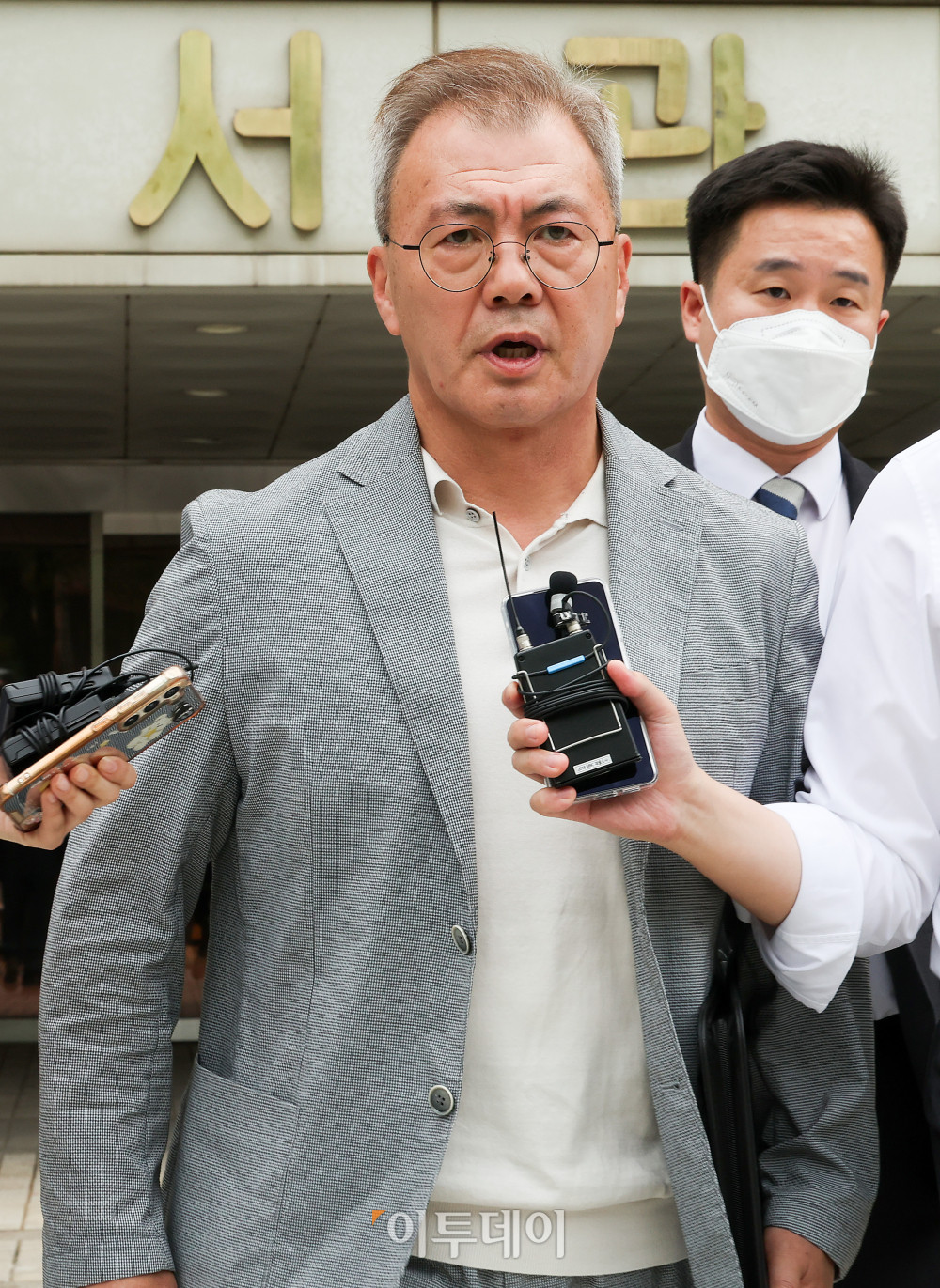▲강호필 전 육군 지상작전사령관이 13일 '내란 가담 의혹'과 관련해 구속 전 피의자 심문(영장실질심사)을 받고 서울 서초구 서울중앙지법을 나서고 있다. 사진공동취재단