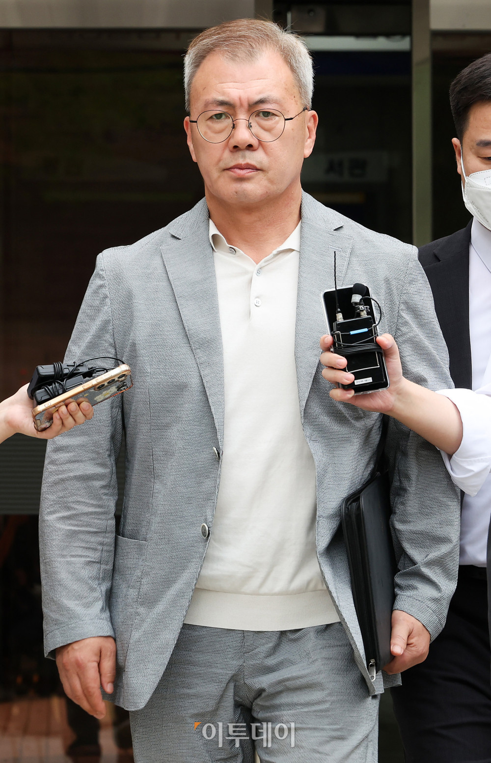 ▲강호필 전 육군 지상작전사령관이 13일 '내란 가담 의혹'과 관련해 구속 전 피의자 심문(영장실질심사)을 받고 서울 서초구 서울중앙지법을 나서고 있다. 사진공동취재단