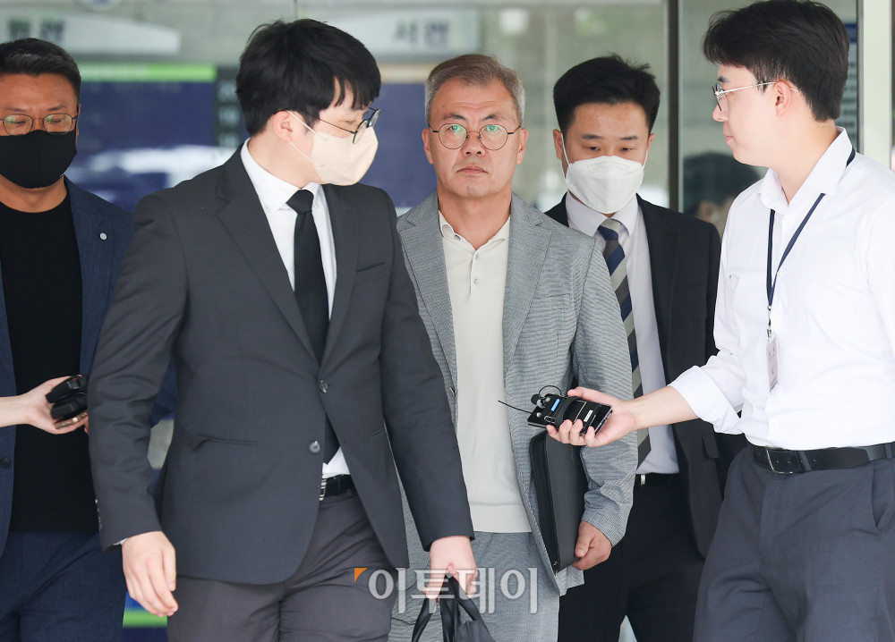 ▲강호필 전 육군 지상작전사령관이 13일 '내란 가담 의혹'과 관련해 구속 전 피의자 심문(영장실질심사)을 받고 서울 서초구 서울중앙지법을 나서고 있다. 사진공동취재단