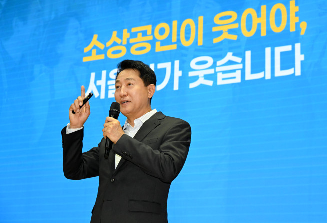 ▲오세훈 서울시장이 13일 서울시청 다목적홀에서 열린 '소상공인과 함께하는 성공 두드림 세미나'에 참석해 서울시 소상공인 정책 강연을 하고 있다. (사진제공=서울시)