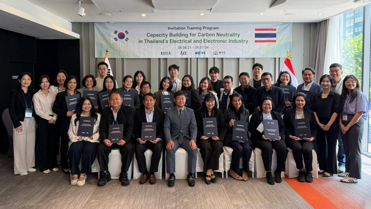 ▲KCL 관계자 및 태국 연수생들이 ‘태국 친환경 생산 교육 관계자 초청 연수’를 마치고 기념촬영을 하고 있다. (사진제공=KCL)