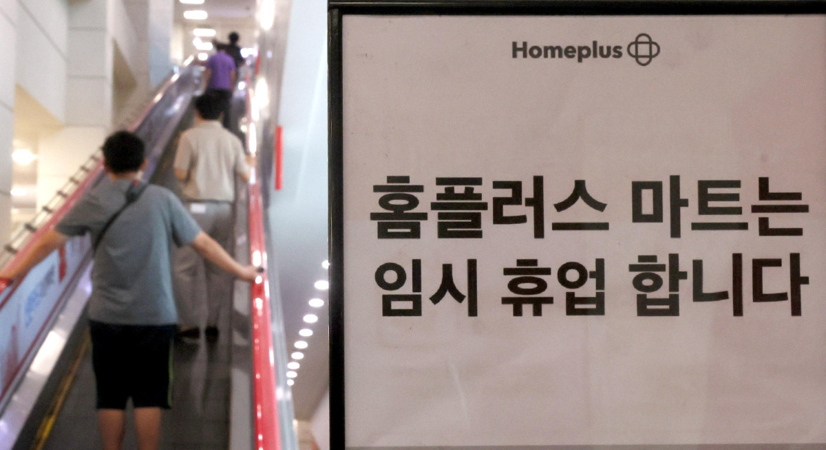 ▲홈플러스가 대형마트 임시 휴업에 들어간 13일 서울의 한 홈플러스 매장에 관련 안내문이 게시돼 있다. 임시휴업은 3일 서울회생법원이 회생 절차 종료를 결정한 지 열흘 만의 조치다.  홈플러스는 운영 자금 고갈과 시설 유지·관리 어려움으로 임시휴업에 들어간다고 밝혔다. 홈플러스는 즉시항고 기한인 이달 20일까지 진행 상황, 법원의 최종 결정을 지켜보고 영업 재개 여부에 대해 결정할 예정이다. 지난해 3월 법원의 회생 절차에 들어간 홈플러스는 그동안 매각과 독자 생존을 모색했지만, 끝내 새 주인을 찾지 못했다. 2000억원 자금 확보 계획 역시 마련하지 못했다. 법원이 결국 회생 절차 종료를 결정한 이유다. 임시휴업을 결정한 홈플러스는 법원에 파산을 신청하는 수순을 밟게 될 것으로 전망된다. 신태현 기자 holjjak@