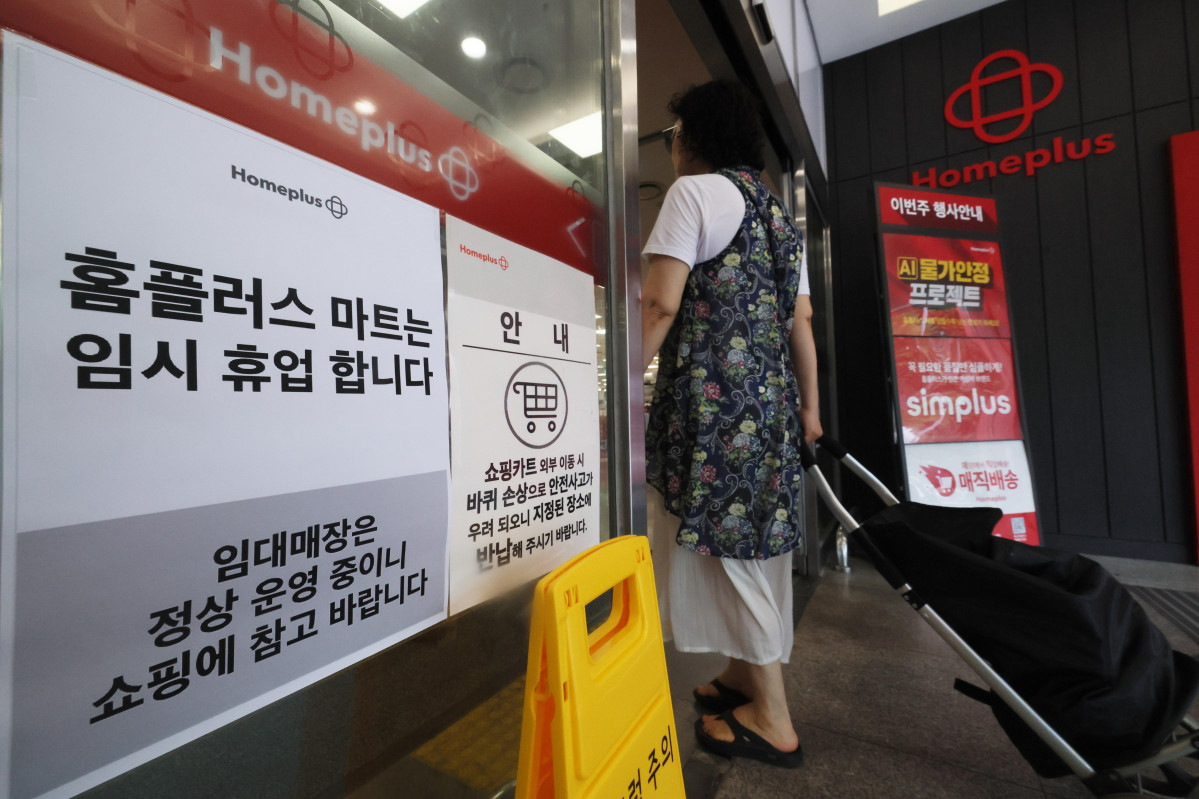 ▲홈플러스가 대형마트 임시 휴업에 들어간 13일 서울의 한 홈플러스 매장에 관련 안내문이 게시돼 있다. 임시휴업은 3일 서울회생법원이 회생 절차 종료를 결정한 지 열흘 만의 조치다.  홈플러스는 운영 자금 고갈과 시설 유지·관리 어려움으로 임시휴업에 들어간다고 밝혔다. 홈플러스는 즉시항고 기한인 이달 20일까지 진행 상황, 법원의 최종 결정을 지켜보고 영업 재개 여부에 대해 결정할 예정이다. 지난해 3월 법원의 회생 절차에 들어간 홈플러스는 그동안 매각과 독자 생존을 모색했지만, 끝내 새 주인을 찾지 못했다. 2000억원 자금 확보 계획 역시 마련하지 못했다. 법원이 결국 회생 절차 종료를 결정한 이유다. 임시휴업을 결정한 홈플러스는 법원에 파산을 신청하는 수순을 밟게 될 것으로 전망된다. 신태현 기자 holjjak@